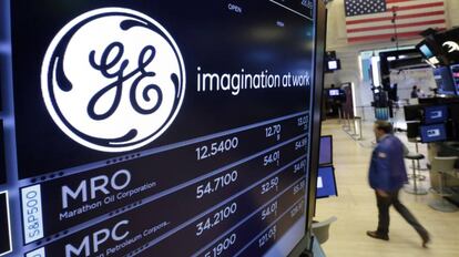 S&iacute;mbolo de General Electric en monito de Wall Street