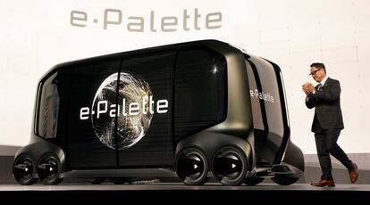 El presidente de Toyota, Akio Toyoda, presenta el e-Palette en el CES de Las Vegas.