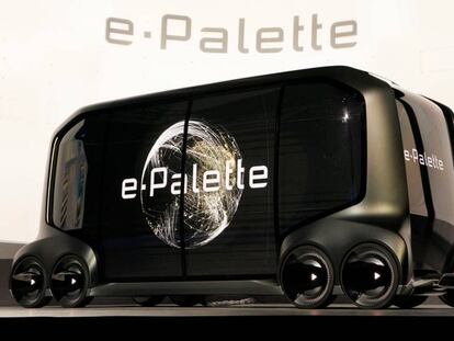 El presidente de Toyota, Akio Toyoda, presenta el e-Palette en el CES de Las Vegas.