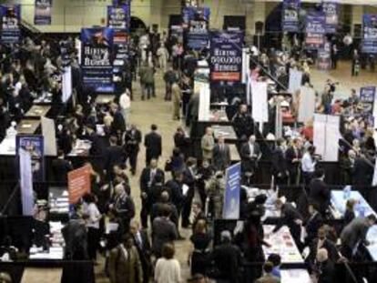 Vista de varios stands montados en la feria de empleo organizada por la Cámara de Comercio de Estados Unidos, en Nueva York (Estados Unidos). EFE/Archivo