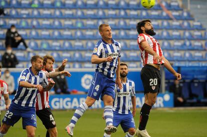 Ely cabezea ante Villalibre, durante el partido.