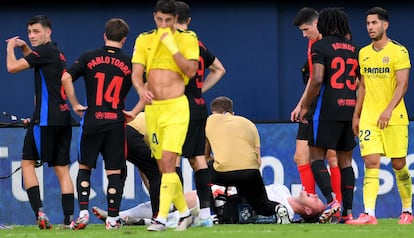 Marc-Andre Ter Stegen recibe asistencia médica tras una lesión de rodilla durante el partido de LaLiga entre el Villarreal CF y el FC Barcelona este domingo.