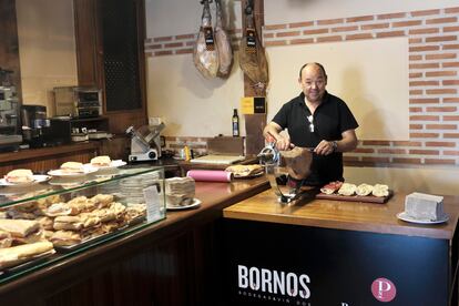 En Palacio de Bornos siempre hay un cortador de jamón.