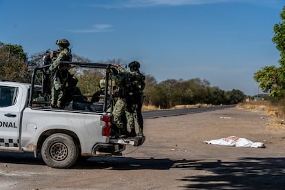 Elementos de la Guardia Nacional pasan junto a un cadáver en Culiacán, Sinaloa, en noviembre pasado.