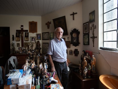 O padre Julio Lancellotti posa para foto na paróquia de São Miguel Arcanjo, zona leste de São Paulo.