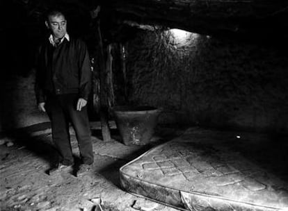 Fernando García, padre de Míriam, en la casucha de la partida de La Romana en la que fueron violadas y asesinadas su hija y las otras dos niñas de Alcàsser (Valencia).