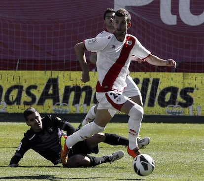 El delantero brasileño del Rayo Vallecano Leo Baptistao (20 años) llegó a la cantera del conjunto madrileño en 2009 procedente del Sastista de Brasil. En la imagen, Baptistao controla el balón ante el Valladolid en el partido de Liga el pasado 24 de febrero.