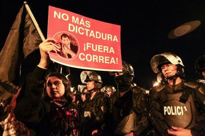 Manifestação na noite de segunda-feira em Quito.