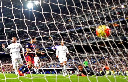 Luis Suárez marca el primer gol al Reial Madrid.