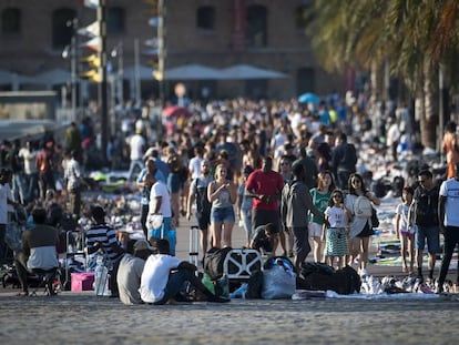 Manteros ocupan el Muelle de la Barceloneta. 