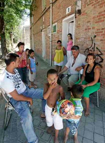 La familia Muñoz, en los restos del Alto del Arenal.