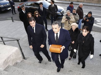 Jaime Martinez-Bordiu (en el centro), Carmen Martinez-Bordiu (a la derecha de la imagen), Luis Alfonso de Borbon (a la izquierda) y Margarita Vargas (detrás de él) en el funeral de Carmen Franco, hija de Francisco Franco, en la Catedral de La Almudena de Madrid el 31 de diciembre de 2017.