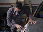 Sevilla/24-02-2021: Un mecánico trabaja en un taller de chapa y pintura de vehículos.
FOTO: PACO PUENTES/EL PAIS