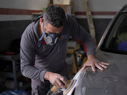 Un mecánico trabaja en un taller de chapa y pintura de vehículos. FOTO: PACO PUENTES/EL PAIS