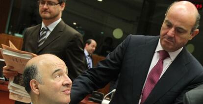Luis de Guindos saluda al ministro de Econom&iacute;a de Francia, Pierre Moscovici. 
