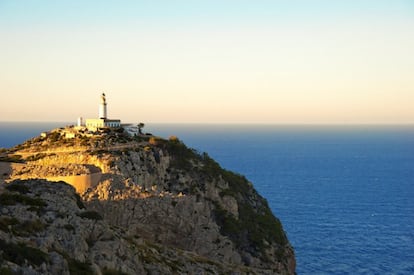 Uno de los faros más especiales de España (muchos de los cuales servirían también para escapar de la Semana Santa), está en el extremo de la península de Formentor, en Mallorca, encaramado al promontorio, asomado a los acantilados. Aparte de la indudable vertiente romántica y natural, también tiene la literaria: en 1959 el premio Nobel de Literatura Camilo José Cela comenzó a celebrar en el cercano Hotel Formentor sus encuentros literarios. Por ellos pasaron José Hierro, Carlos Fuentes o José Saramago, entre muchos otros, y todavía se celebran allí conversaciones literarias.