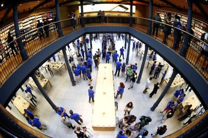 Interior de la tienda de Apple en la Puerta del Sol de Madrid.