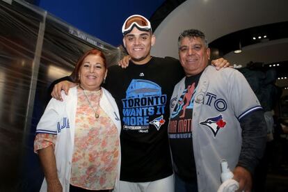 Roberto Osuna con sus padres, la semana pasada.