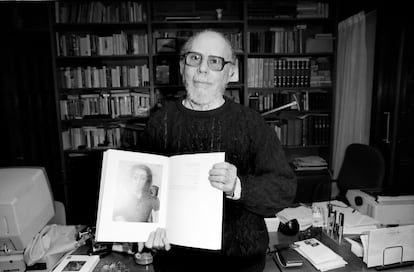 Jose Luís Martín Vigil, en una imagen tomada en su casa en febrero de 1987, tras protagonizar la devolución de unos grabados de Picasso.