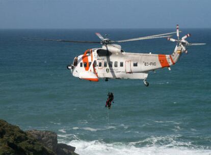 Un helicóptero participa en el rescate del cadáver de la mujer fallecida tras caer en los acantilados de Suevos (A Coruña).