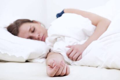 Mujer jóven durmiendo.