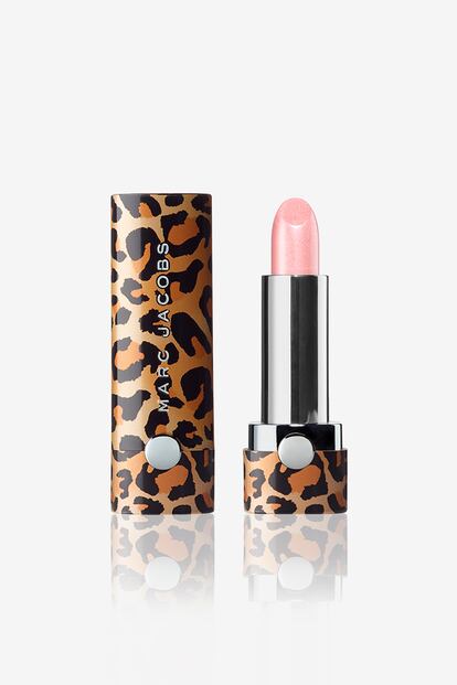 La barra de labios de Marc Jacobs se cubre con un packaging de edición limitada que este mes solo estará disponible online (29,95€ en Sephora).