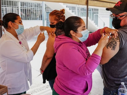 Personal de salud aplica la vacuna contra la covid-19 de Johnson & Johnson, en junio en Tijuana.