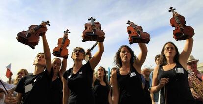 Manifestación de profesores y alumnos de escuelas municipales de música de Madrid contra la subida de tasas.