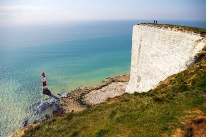 Un faro a los pies de los acantilados blancos de Dover, en el condado inglés de Kent.