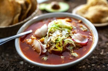 El pozole es una de las recetas con más arraigo en México y con mayor variedad: hay blanco, rojo, de marisco o verde. Un plato imprescindible en la pozolería Tixtla de la Roma.