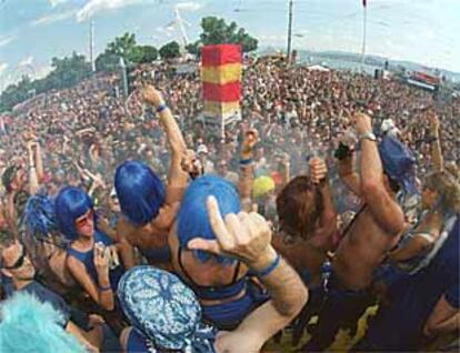 Jóvenes bailando en el <i>Street parade</i> de Zúrich.