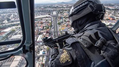 Un agente de la agrupación Cóndor vigila desde un helicóptero Ciudad de México, la localidad más poblada del país.