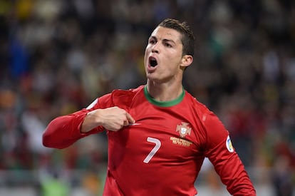 Cristiano Ronaldo celebra el segundo gol de Portugal frente a Suecia en Estocolmo el 19 de noviembre de 2013.