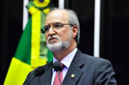 Eduardo Azeredo discursa no Senado, em 2010.