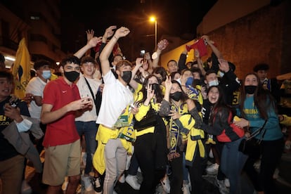 Aficionados del Villarreal celebran en las calles de la localidad castellonense el primer título de su historia al imponerse al Manchester United.