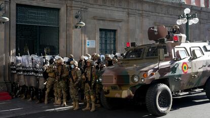 Soldados bloquean los accesos al palacio presidencial en La Paz (Bolivia), este miércoles.