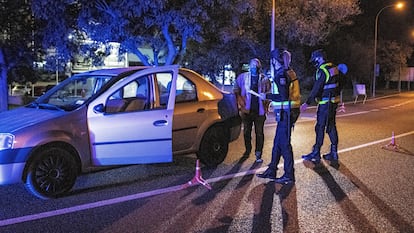A police checkpoint in the municipality of Manacor, which was placed under a perimetral lockdown Thursday night.