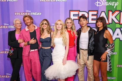 O elenco de 'Face Me Again'; da esquerda para a direita, Jamie Lee Curtis, Chad Michael Murray, Julia Butters, Lindsay Lohan, Elaine Hendrix, Manny Jacinto e Sophia Hammons, em Nova York em 28 de julho de 2025.