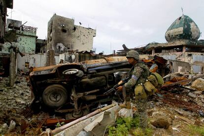 Un soldado filipino en la ciudad de Marawi, donde combaten al Estado Isl&aacute;mico, a mediados de septiembre