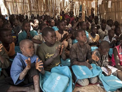 Ni&ntilde;os nigerianos, este jueves, en la escuela primaria del campamento de refugiados Muna Garage, en Dikwa.