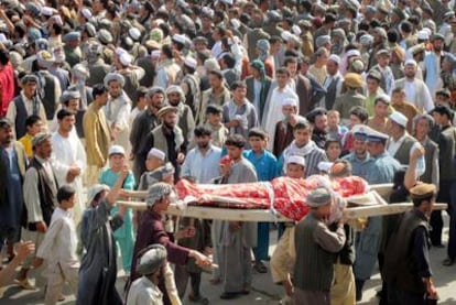 Afganos portan el cadáver de uno de los cuatro muertos durante una incursión anoche de la OTAN en Taloqan (norte). La policía ha disparado para dispersar la protesta, causando 10 muertos.