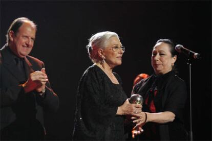 La actriz Lola Herrera recoge el premio de manos de Cristina Hoyos y Josep Maria Pou.