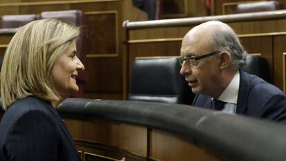 La ministra de Empleo en funciones, Fátima Báñez, conversa con el ministro de Hacienda en funciones, Cristóbal Montoro.