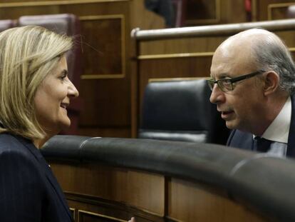 La ministra de Empleo en funciones, F&aacute;tima B&aacute;&ntilde;ez, conversa con el ministro de Hacienda en funciones, Crist&oacute;bal Montoro. 