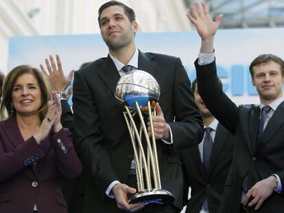 Ana Botella, junto al capitán del Real Madrid, Felipe Reyes.