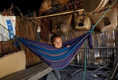 Tina Chakma, una niña de 6 meses, juega en una hamaca en su casa a las afueras de Agartala (India).