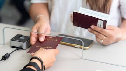Un pasaporte colombiano es entregado en la ventanilla del ministerio de Relaciones Exteriores.