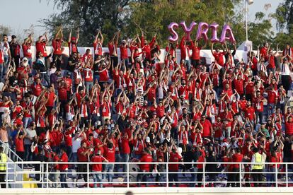 Aficionados sirios aclaman durante el partido de fútbol del grupo B de la Copa Asiática de la AFC entre Australia y Siria, en el estadio Khalifa bin Zayed en Al Ain (Emiratos Árabes Unidos).