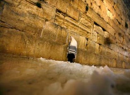 Un judío reza en el muro de las lamentaciones, en Jerusalén