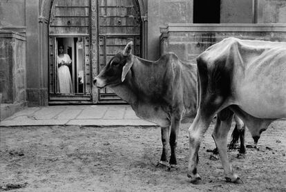 Mujer en la puerta de su haveli (residencia tradicional) del siglo XVIII en Deshnok (Rajastán, India), en agosto de 2000.